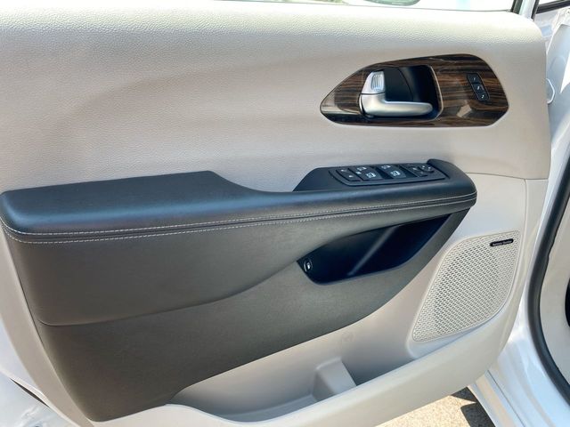 2022 Chrysler Pacifica Hybrid Limited 23