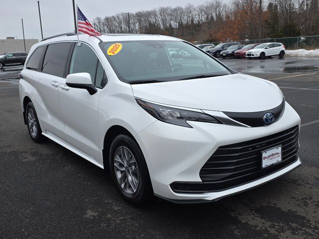 2025 Toyota Sienna LE 8-Passenger FWD
