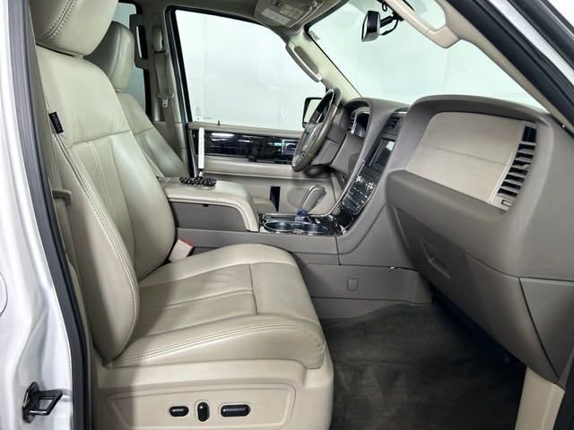 2017 Lincoln Navigator Select 42