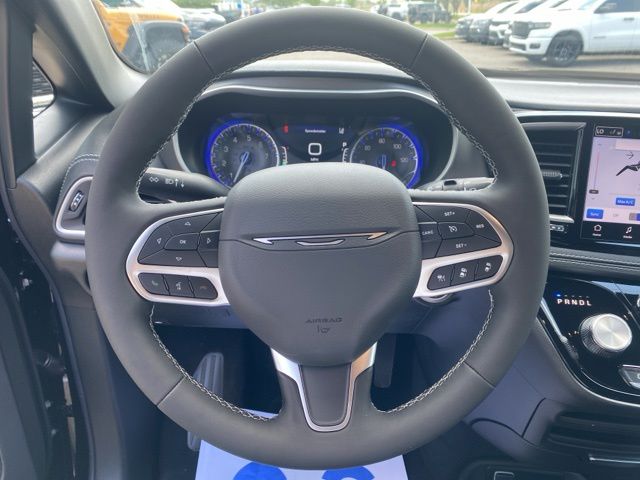 2027 Chrysler Pacifica Select - Diamond Black exterior view 13
