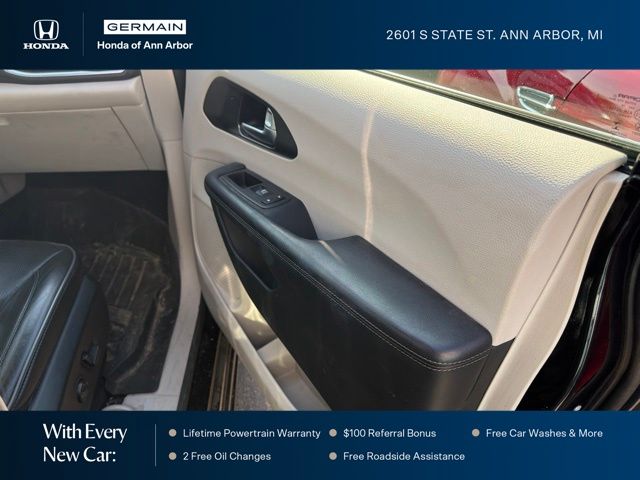 Used 2019 Brilliant Black Crystal Pearlcoat Chrysler Limited image 8