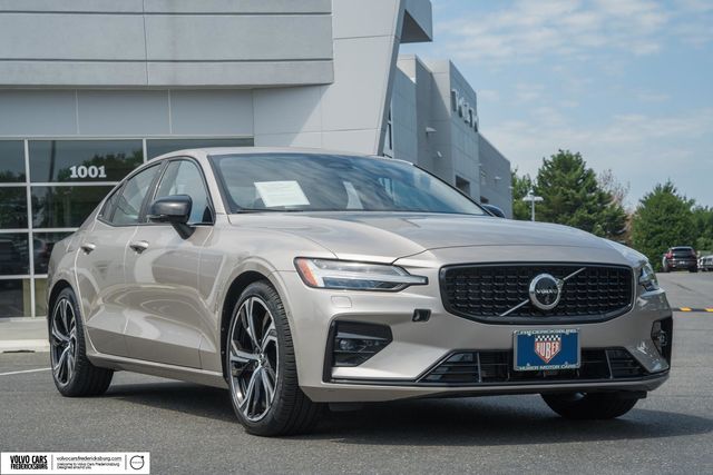 2024 Volvo S60 B5 Plus Dark Theme AWD