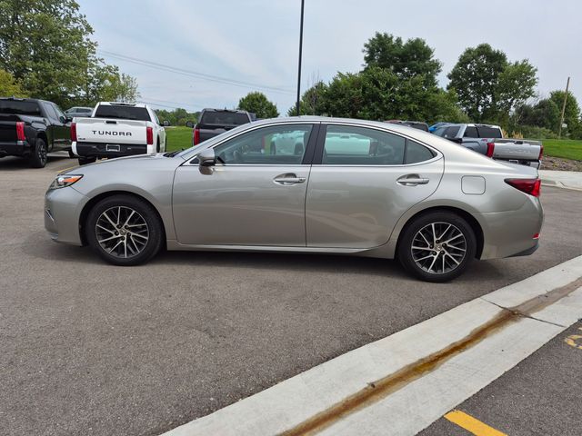 2018 Lexus ES - Image 2