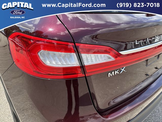 Used 2018 Red Lincoln Select image 15