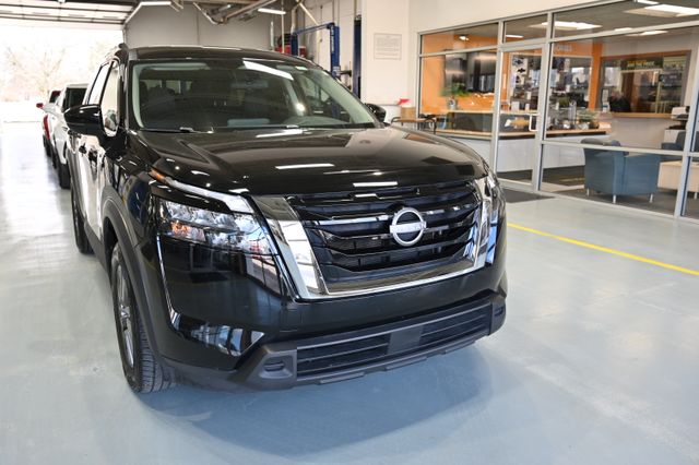 View vehicle photo 3