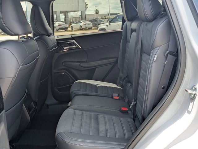 2026 Mitsubishi Outlander LE White at North Houston Mitsubishi