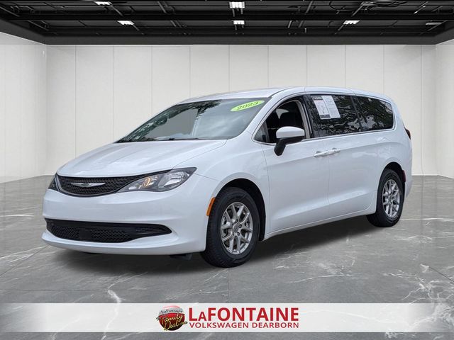 2023 Chrysler Voyager LX's photo