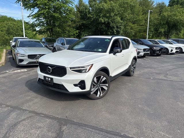 Crystal White Metallic 2023 Volvo XC40 B5 Plus Dark Theme AWD SUV / Crossover All-Wheel Drive Automatic