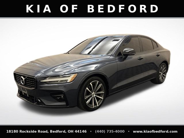  2022 Volvo S60 B5 Momentum AWD   