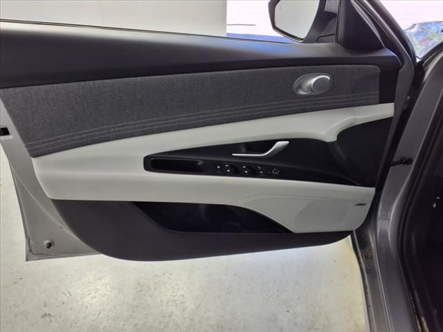 2025 Hyundai Elantra Limited photo