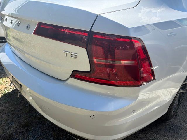 Used 2018 White Volvo T5 Momentum image 7