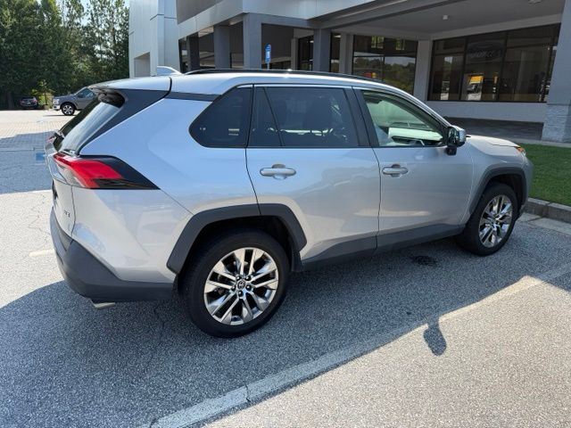 Used 2020 Silver Toyota XLE Premium image 4