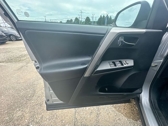 Used 2018 Silver Toyota XLE image 24