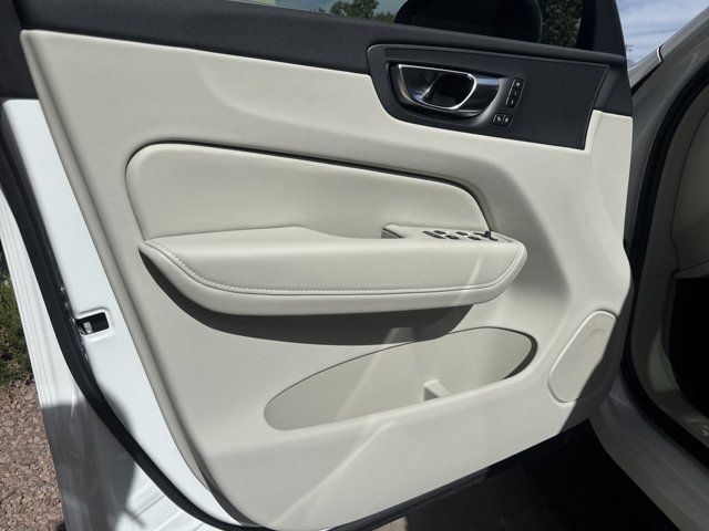2025 Volvo XC60 Plug-In Hybrid T8 Plus photo
