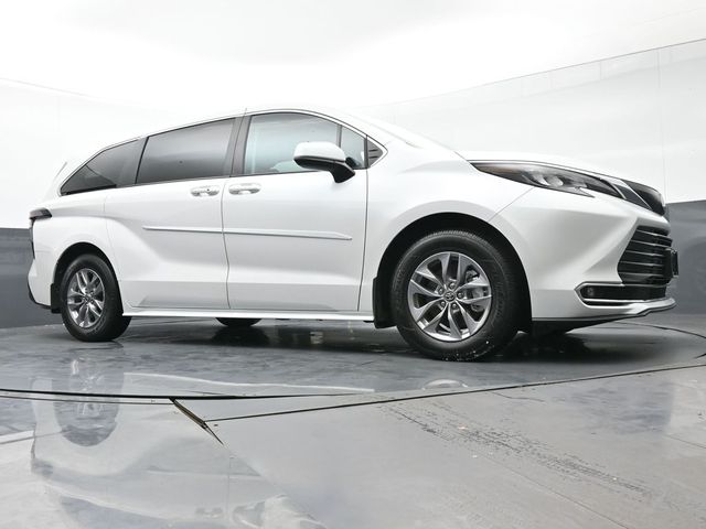 2024 Toyota Sienna XLE 37