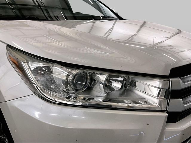 2019 Toyota Highlander XLE White at Subaru and VW of Moon Township