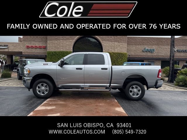2024 RAM 2500 Big Horn Crew Cab 4WD Plata (Billet Silver Metallic Clearcoat) Camioneta Todo terreno 8 velocidades Automática