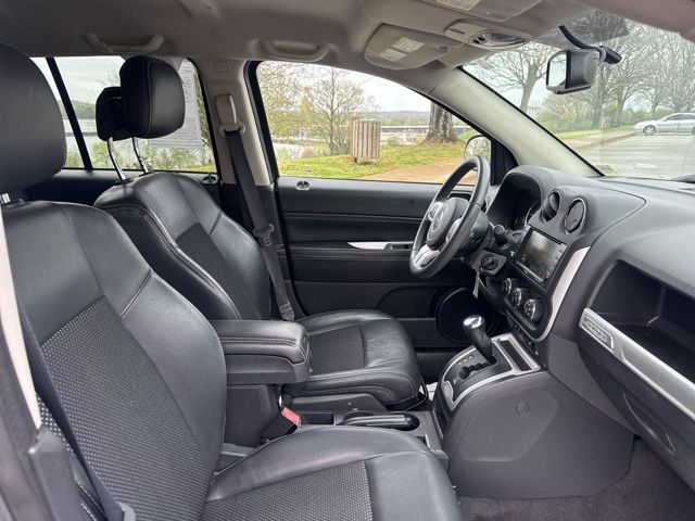 Used 2017 Silver Jeep Latitude image 10