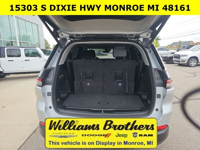 2024 Jeep Grand Cherokee L Limited - Silver Zynith exterior view 7