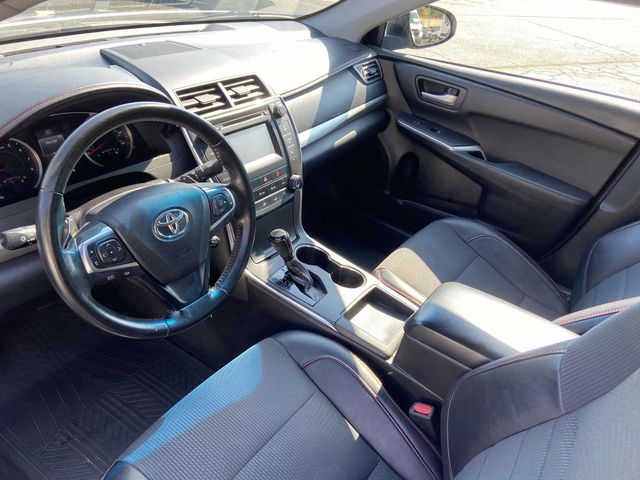 2016 Toyota Camry SE 17