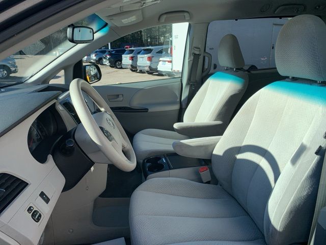 2011 Toyota Sienna LE 8-Passenger photo