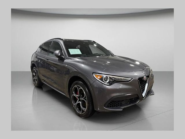 Vesuvio Gray Metallic 2022 Alfa Romeo Stelvio 8-Speed Automatic