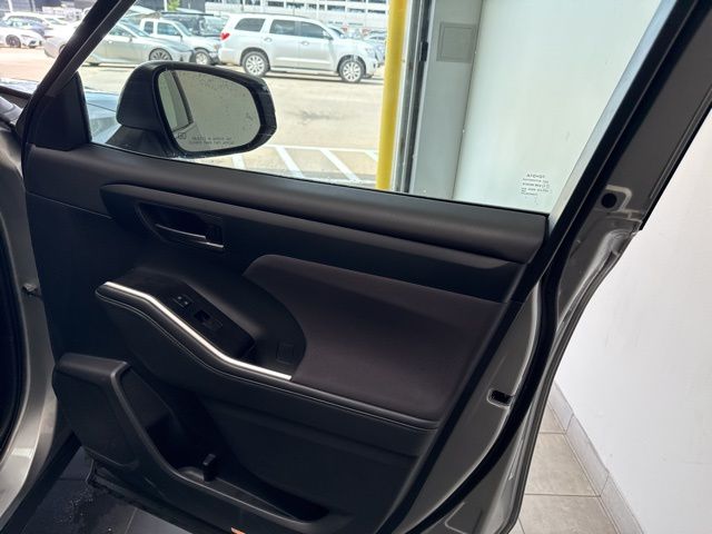 2025 Toyota Highlander LE - Photo 7