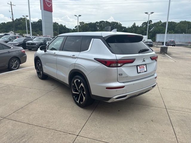 2024 Mitsubishi Outlander SE  at Royal Nissan