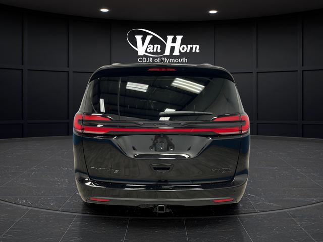New 2027 Diamond Black Crystal Pearlcoat Chrysler Limited image 6