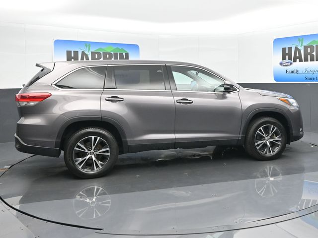 2019 Toyota Highlander LE photo