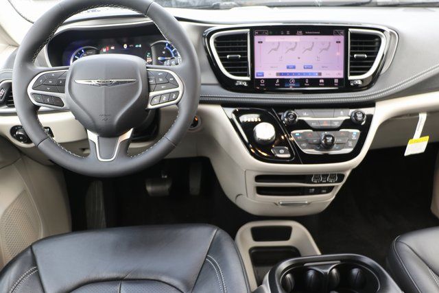 2022 Chrysler Pacifica Hybrid Touring L 4