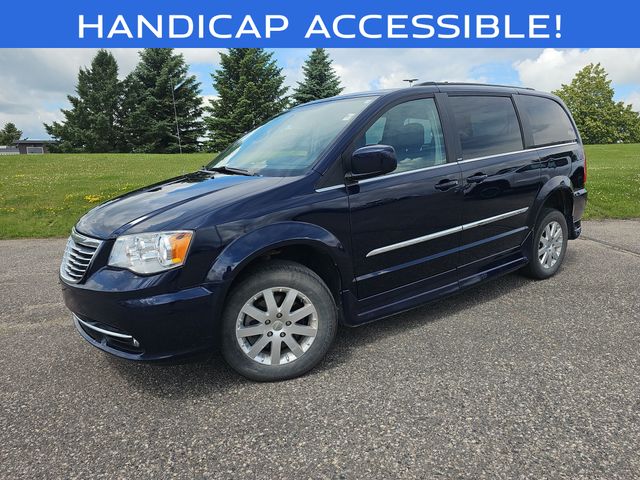  2013 Chrysler Town & Country Touring FWD   
