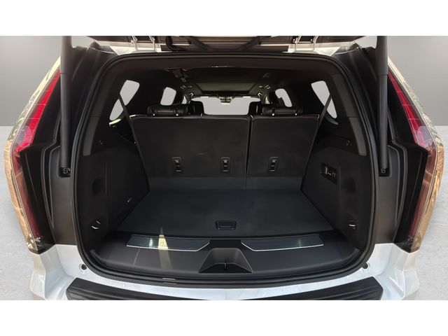 Used 2022 White Cadillac Sport image 32