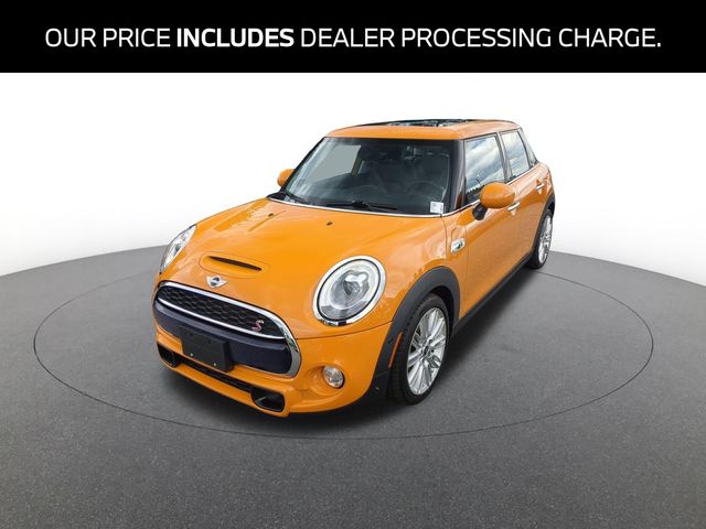 Volcanic Orange 2018 MINI Cooper Hatchback Front-Wheel Drive 6-Speed Automatic
