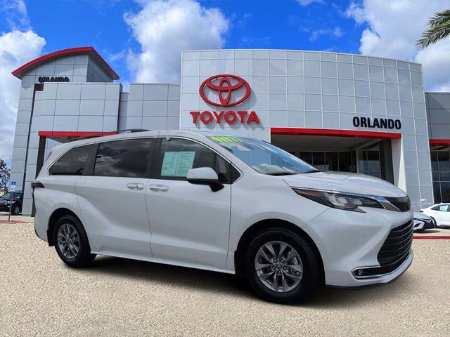 White (Wind Chill Pearl) 2024 Toyota Sienna Minivan Front-Wheel Drive Continuously Variable Transmission