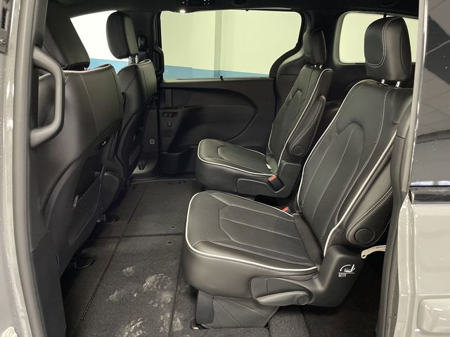 2025 Chrysler Pacifica Limited photo