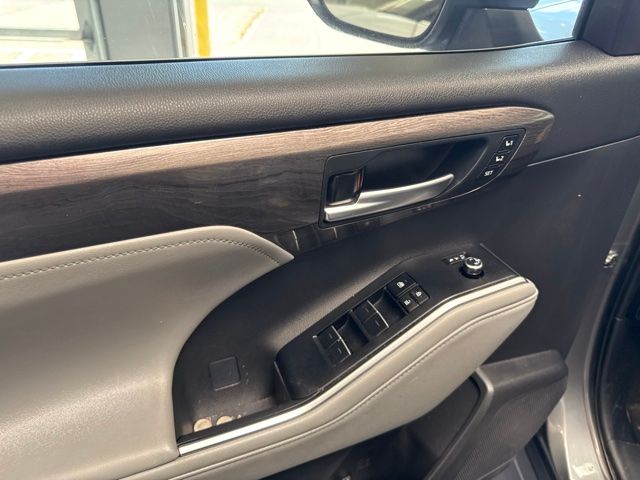 2025 Toyota Highlander Hybrid Platinum  at Toyota of Victoria
