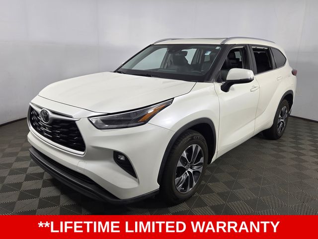 Used Blizzard Pearl 2021 Toyota Highlander XLE for Sale in