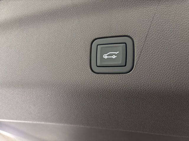 2025 Chevrolet Suburban LT photo