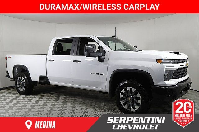 Summit White 2025 Chevrolet Silverado 2500HD Pickup Truck Four-Wheel Drive Automatic