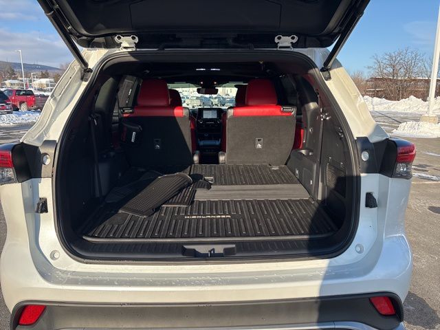 used 2022 Toyota Highlander car, priced at $31,899