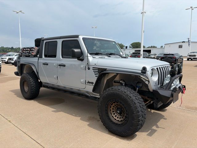 Silver Zynith Clearcoat 2022 Jeep Gladiator Pickup Truck Four-Wheel Drive 6-Speed Manual