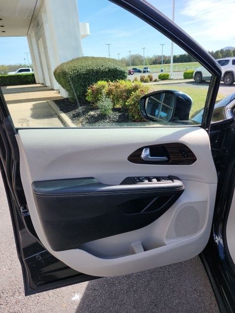 Used 2023 Black Chrysler Limited image 14