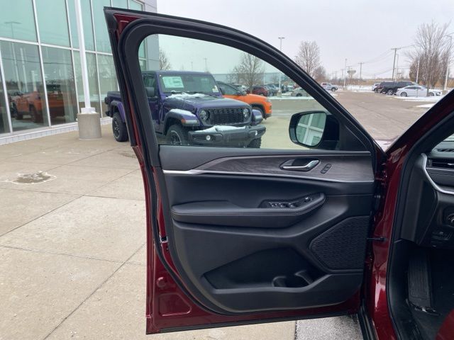 2025 Jeep Grand Cherokee Limited - Velvet Red Pearlcoat exterior view 11