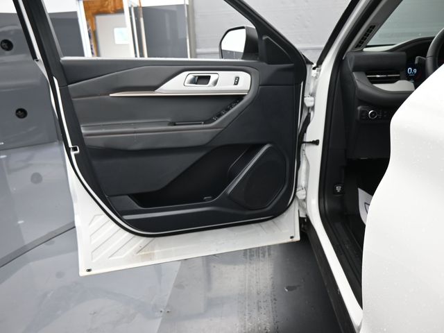 2025 Ford Explorer Active photo