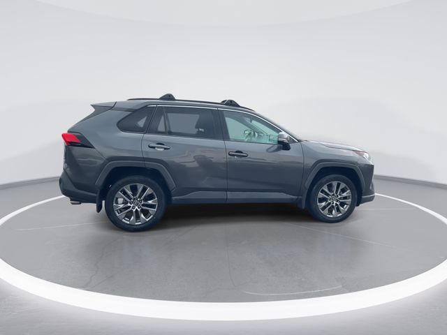 Used 2020 Gray Toyota XLE Premium image 8