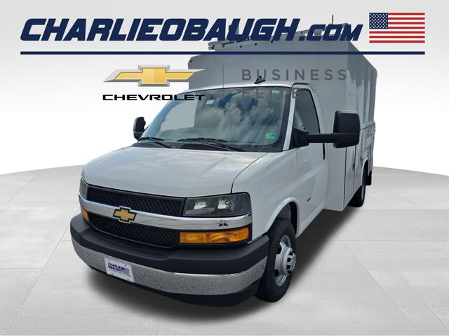 Summit White 2025 Chevrolet Express Chassis 3500 Cutaway 139 Van Rear-Wheel Drive 8-Speed Automatic