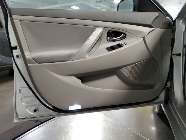 Used 2009 Gray Toyota LE image 11