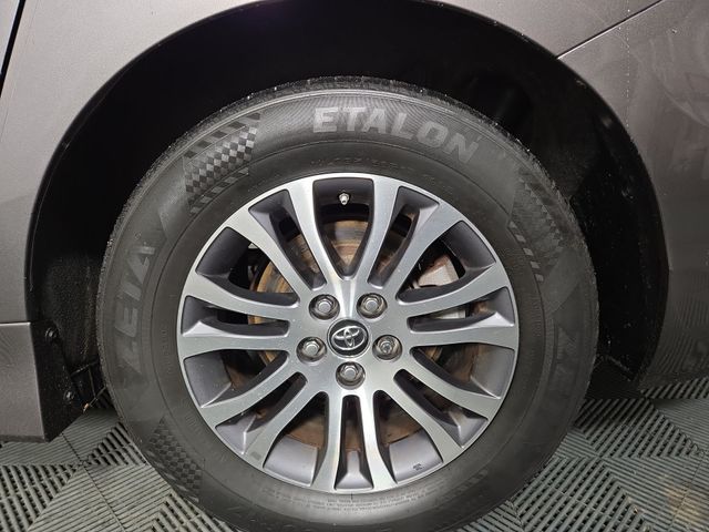 2019 Toyota Sienna XLE photo