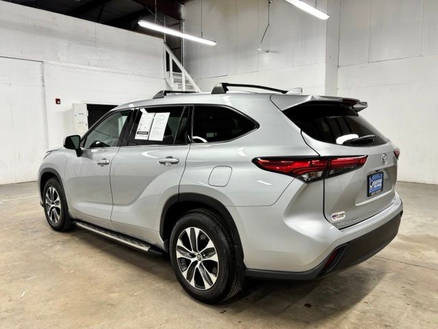 Used 2021 Silver Toyota XLE image 5